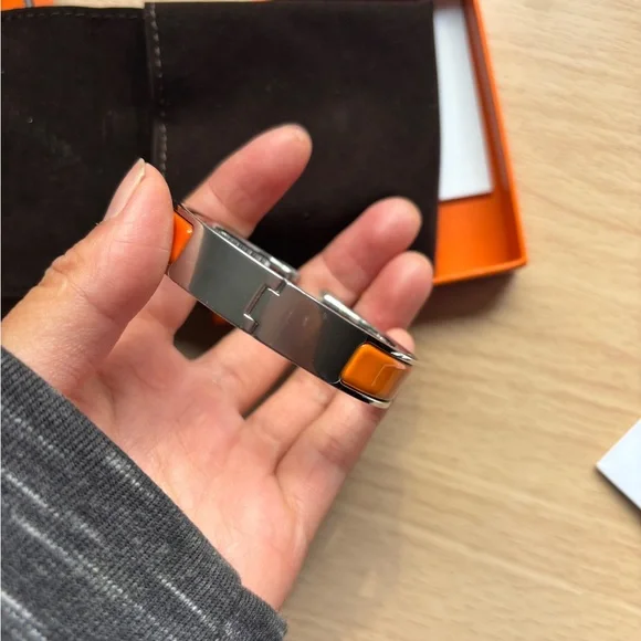 Brand new Hermès Orange and Yellow Enamel Bracelet limited Edition - Picture 3 of 8